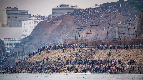 Las 500 niñas de Ceuta bajo ocupación española: España las lleva a la Península mientras Europa financia la gestión migratoria y Marruecos reclama el retorno de sus menores