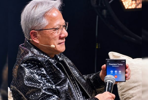 El CEO de NVIDIA, visto con el Galaxy Z Fold8 de Samsung